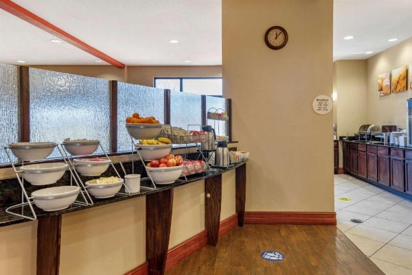 Comfort Suites Airport South image 9